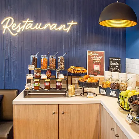 هوليداي إن إكسبرس - كنال دو لا فيليت فندق 3*